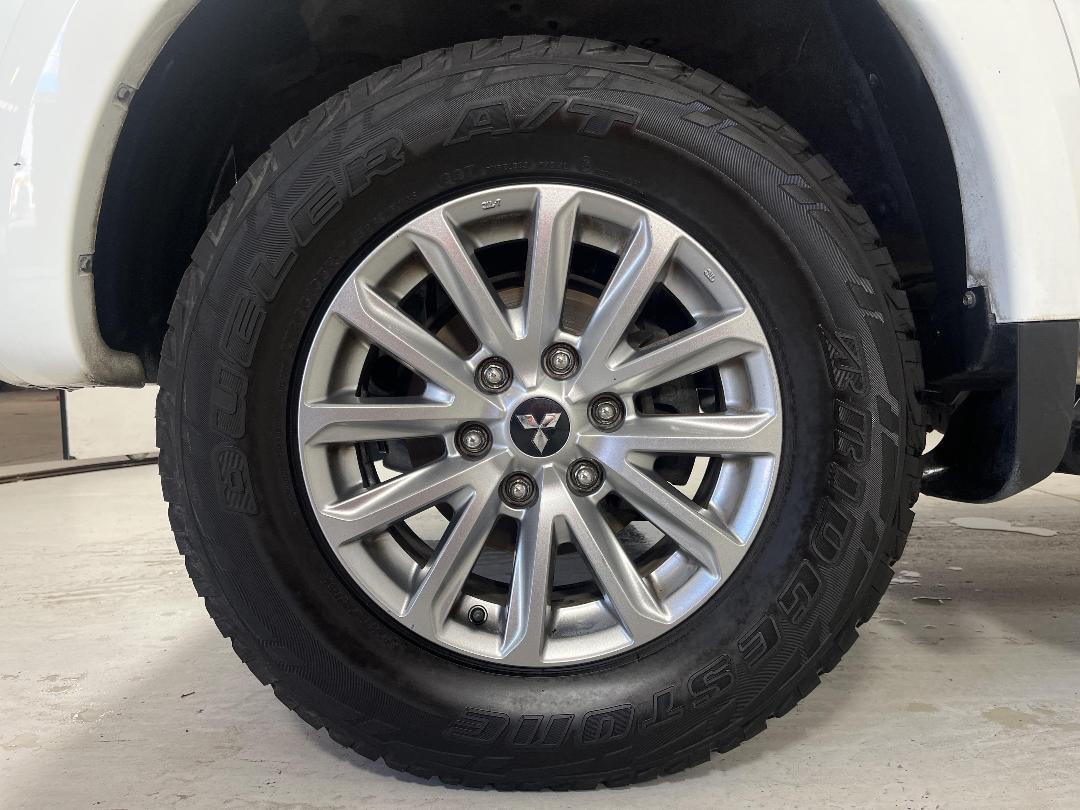 Photo '10' of Mitsubishi Triton