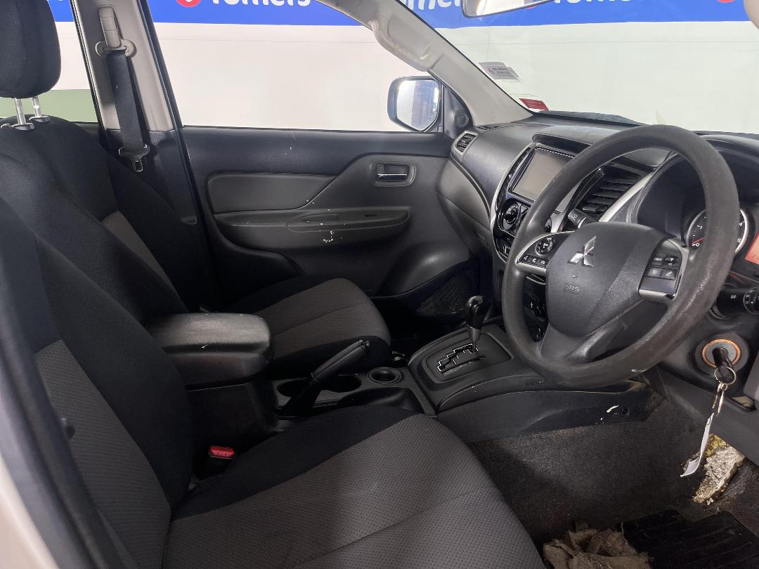 Photo '16' of Mitsubishi Triton