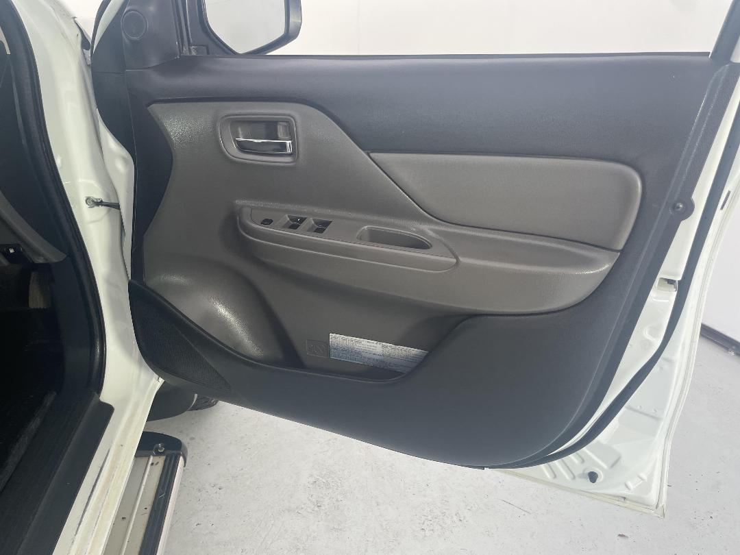 Photo '15' of Mitsubishi Triton