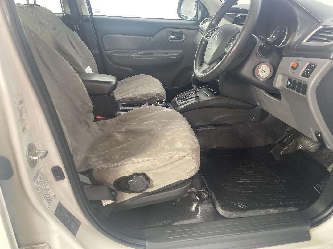 Photo '16' of Mitsubishi Triton