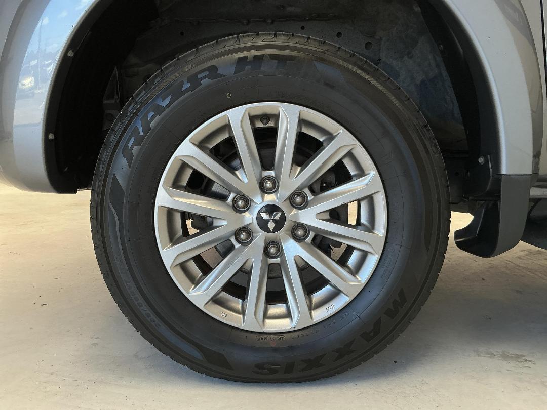 Photo '10' of Mitsubishi Triton