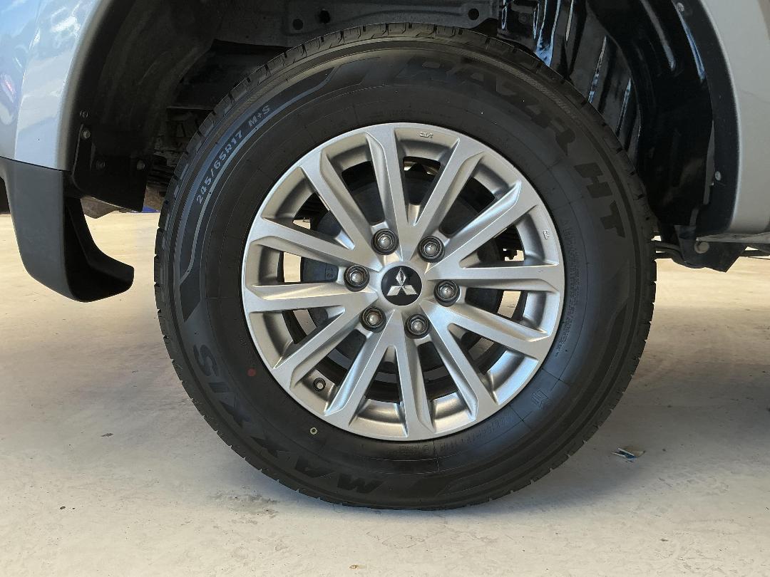 Photo '12' of Mitsubishi Triton