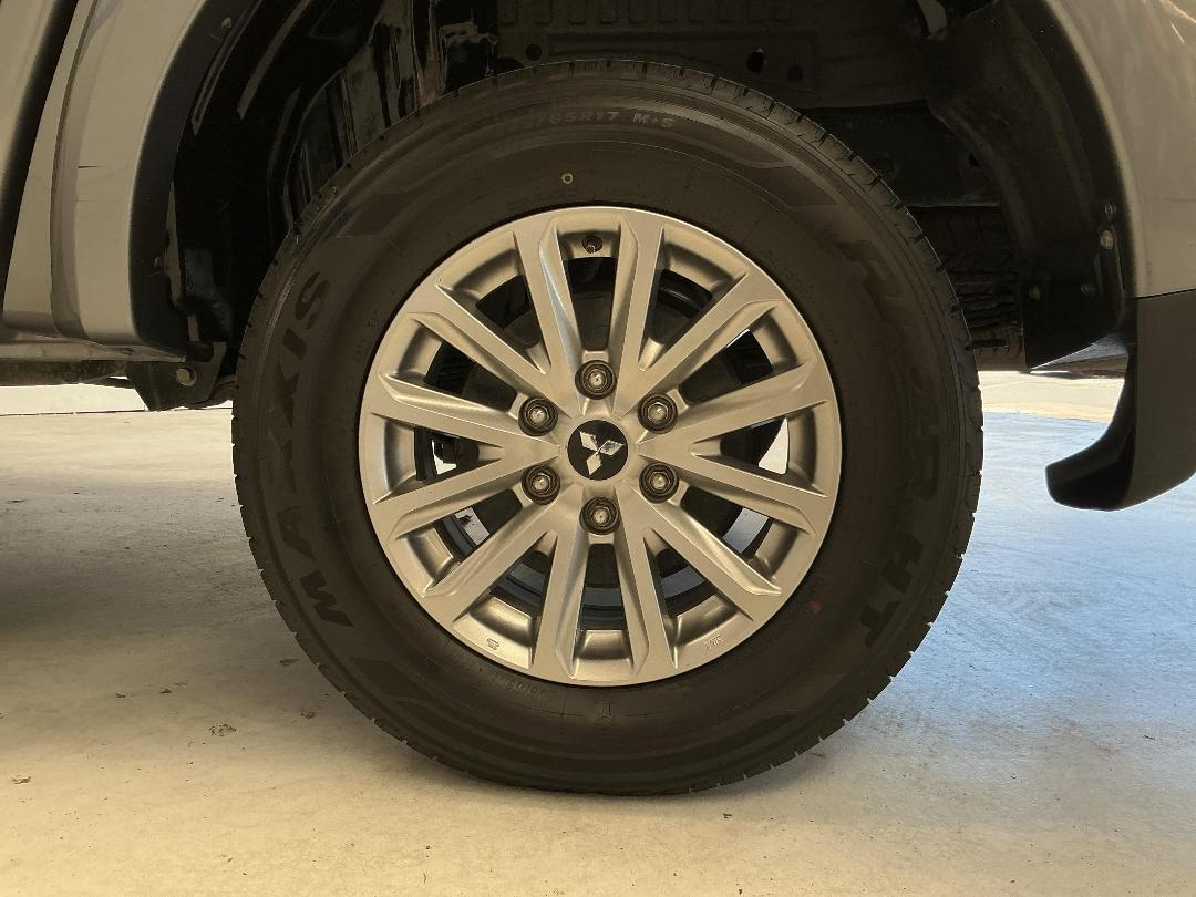 Photo '11' of Mitsubishi Triton