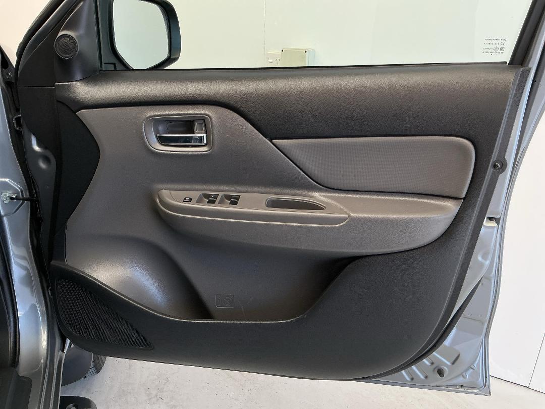 Photo '15' of Mitsubishi Triton