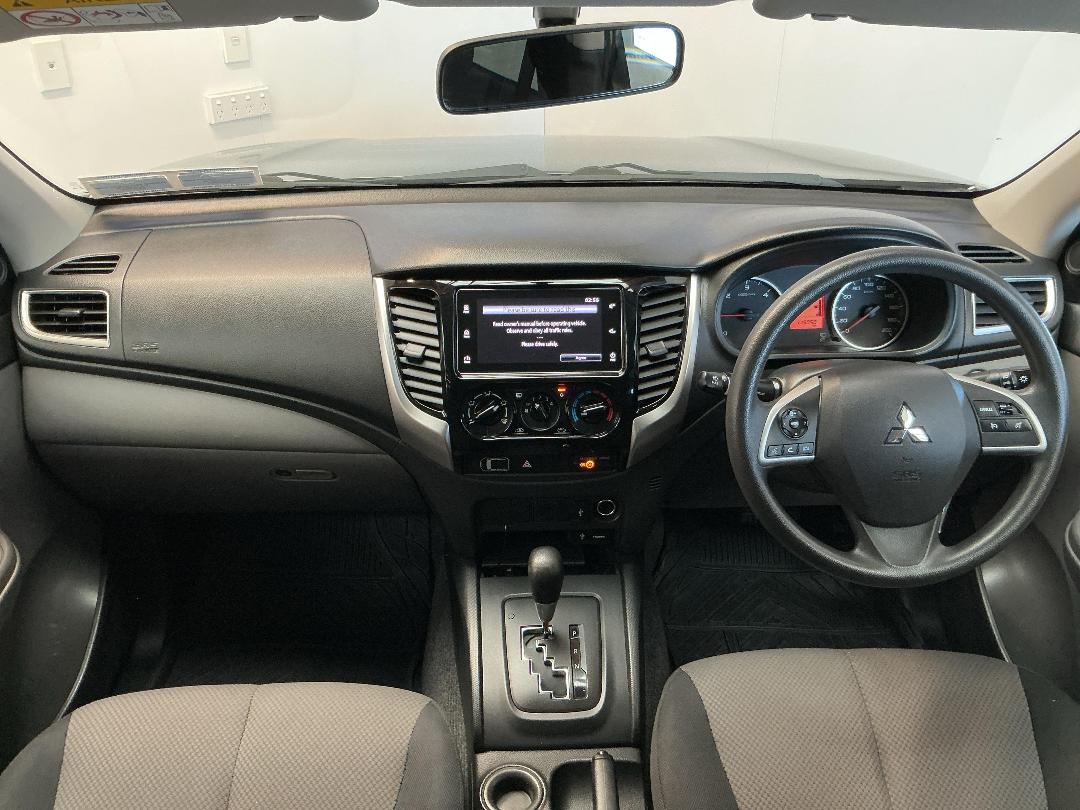 Photo '17' of Mitsubishi Triton