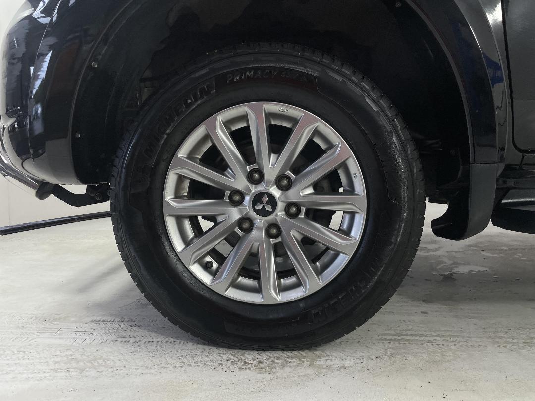 Photo '10' of Mitsubishi Triton