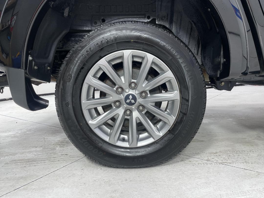 Photo '12' of Mitsubishi Triton