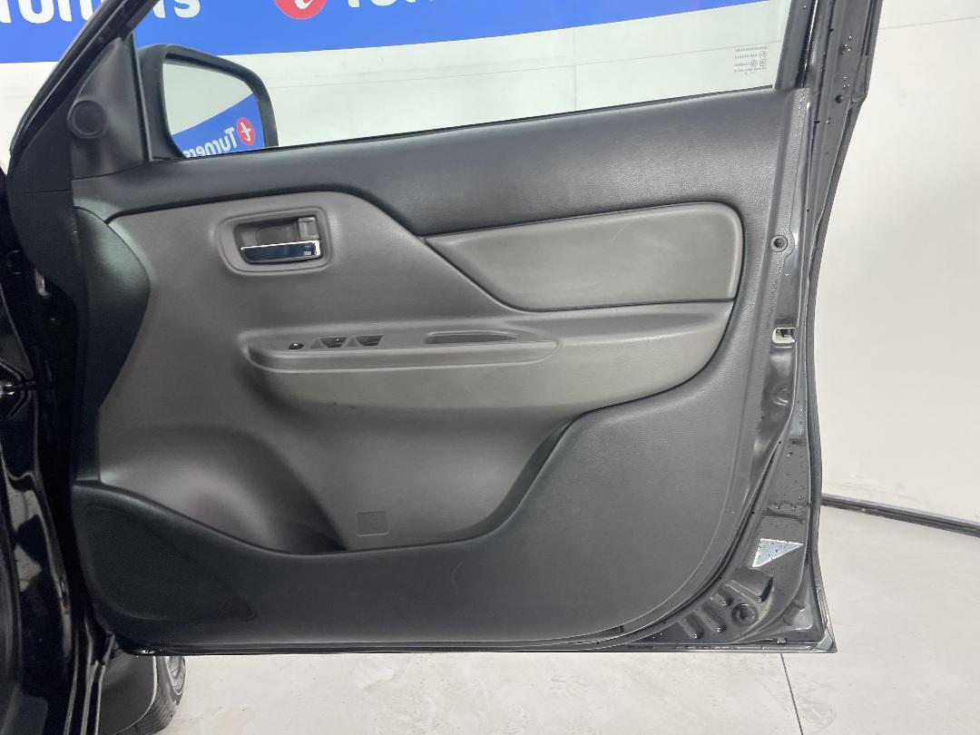 Photo '15' of Mitsubishi Triton