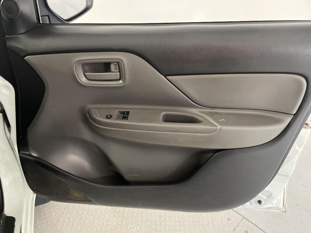 Photo '15' of Mitsubishi Triton