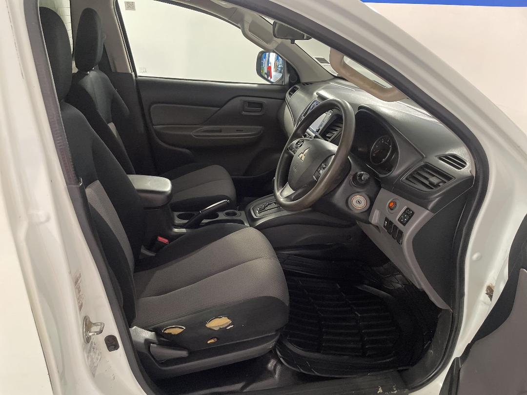 Photo '16' of Mitsubishi Triton