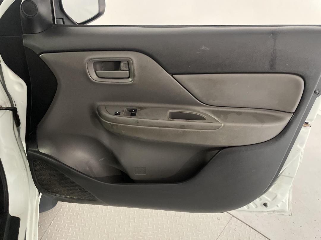 Photo '15' of Mitsubishi Triton