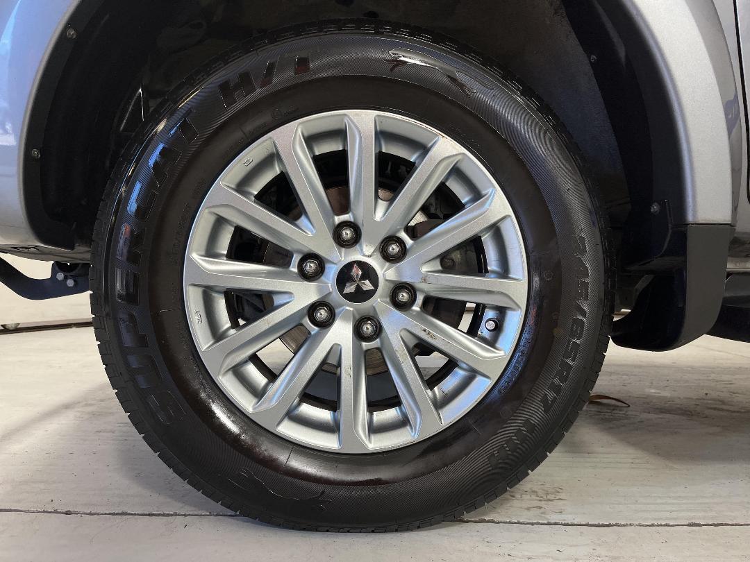 Photo '10' of Mitsubishi Triton