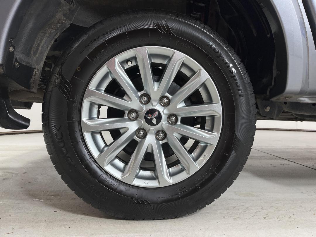 Photo '12' of Mitsubishi Triton