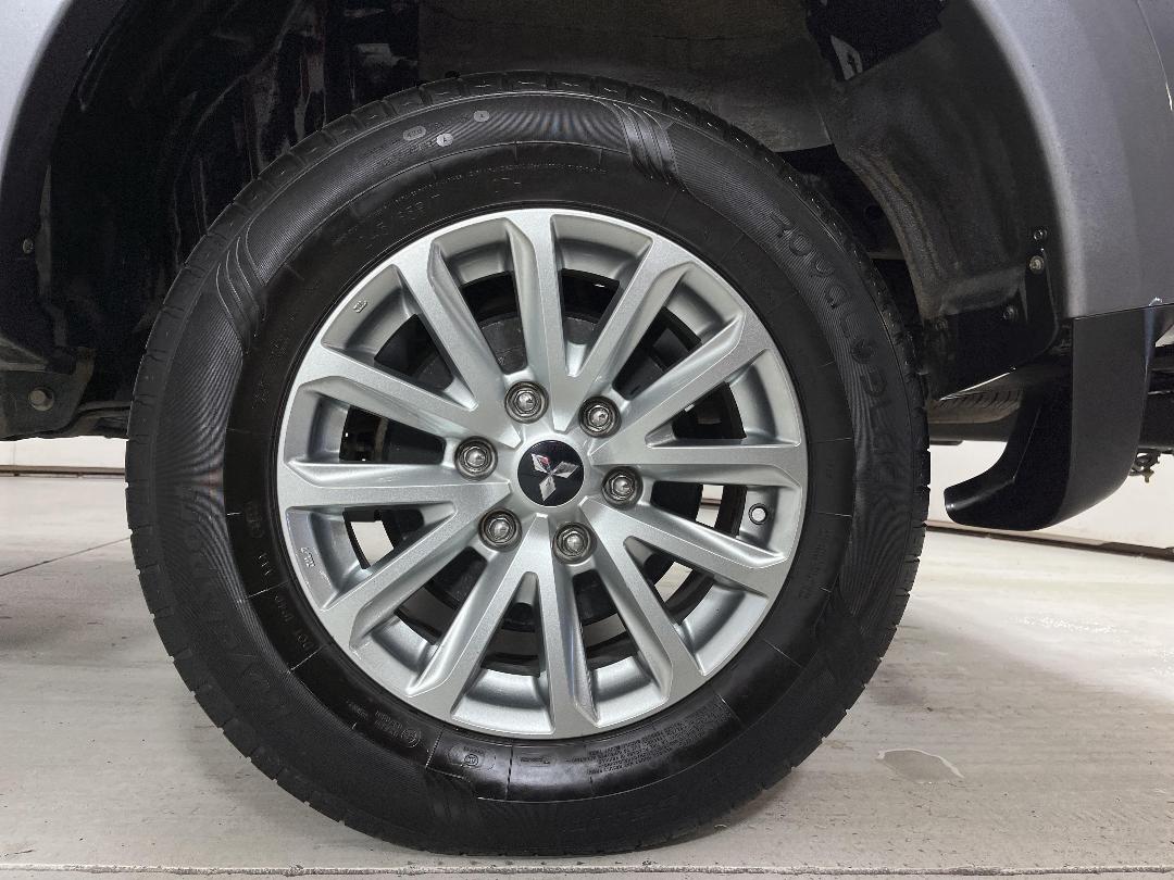 Photo '11' of Mitsubishi Triton