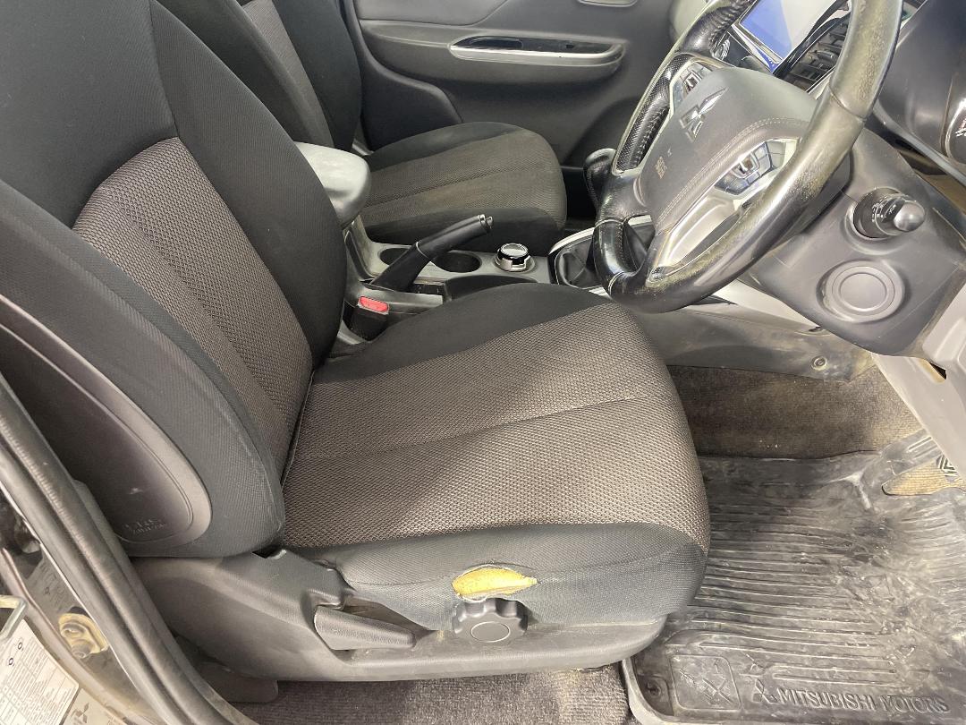 Photo '16' of Mitsubishi Triton