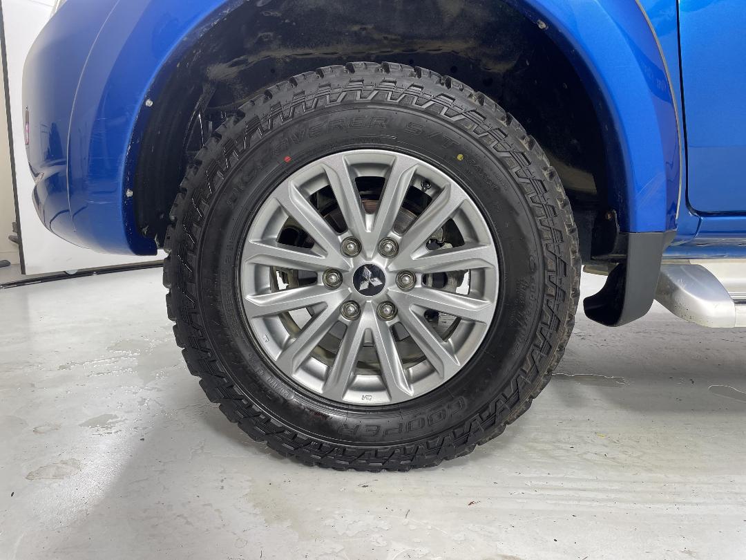 Photo '10' of Mitsubishi Triton