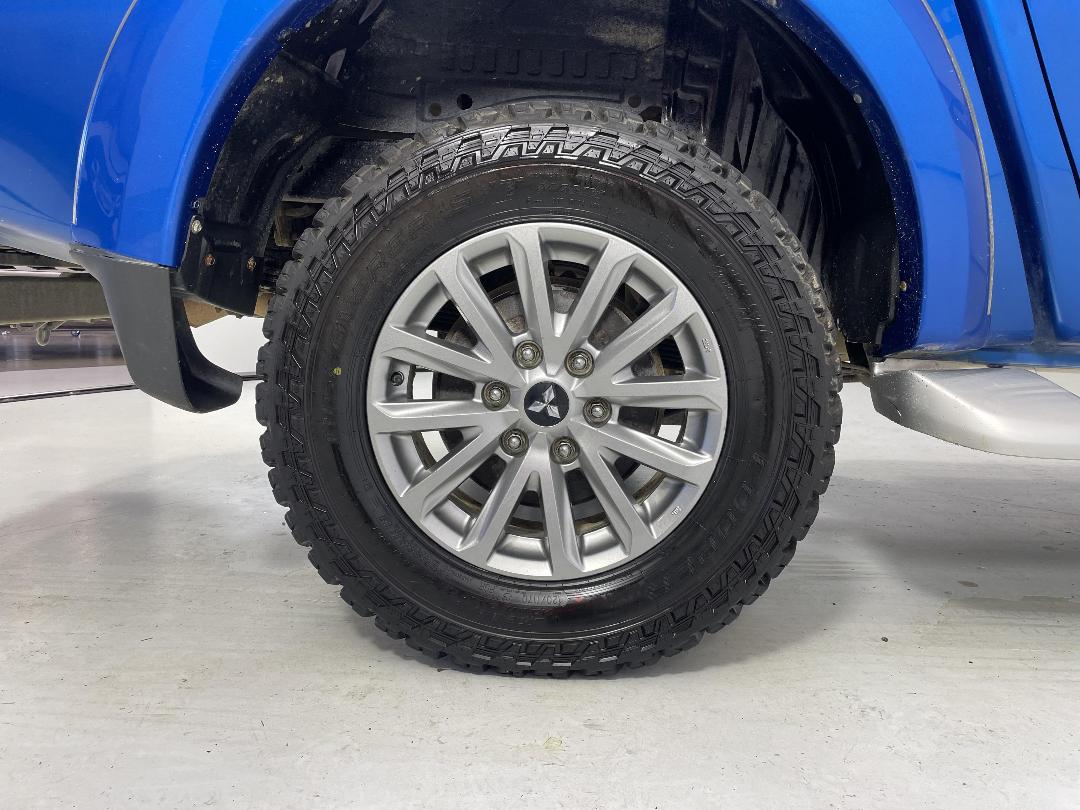 Photo '12' of Mitsubishi Triton