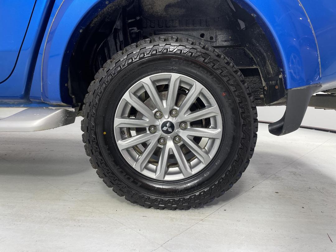 Photo '11' of Mitsubishi Triton