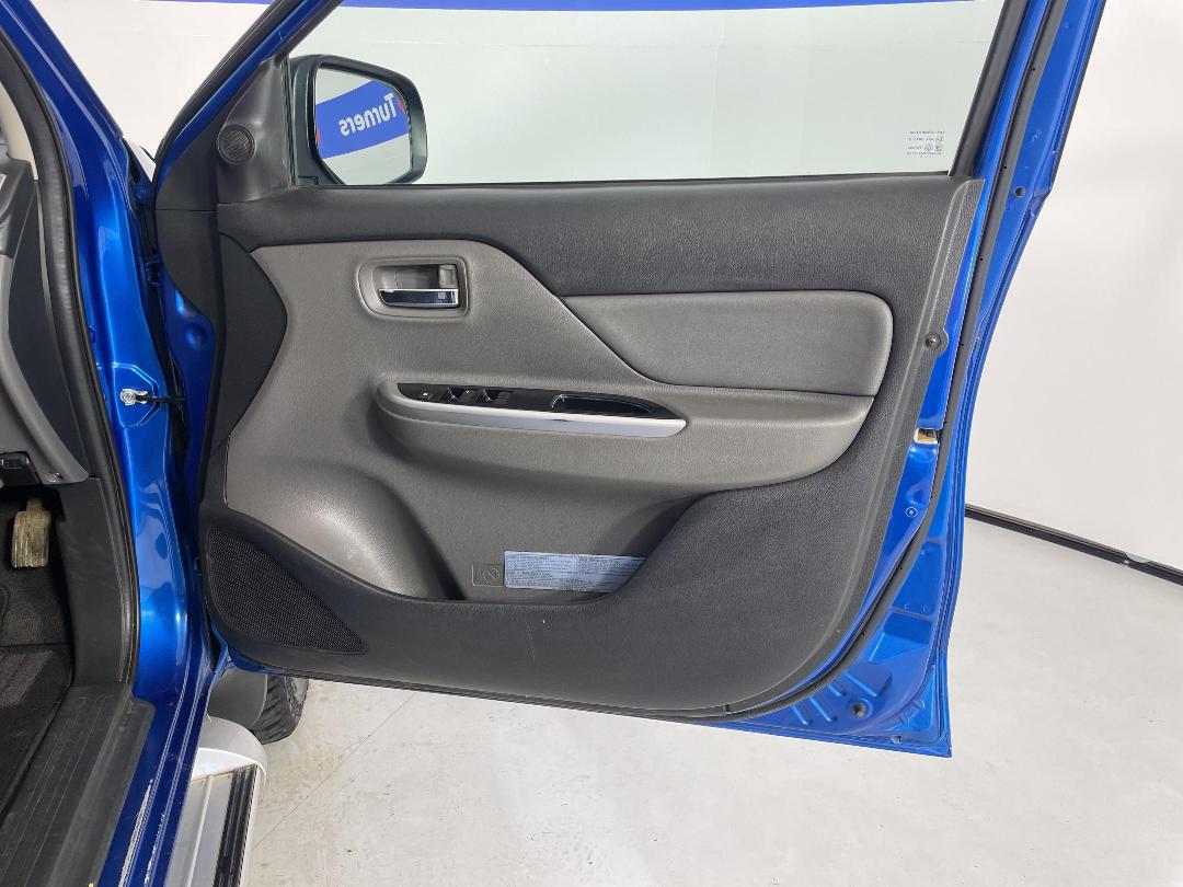 Photo '15' of Mitsubishi Triton