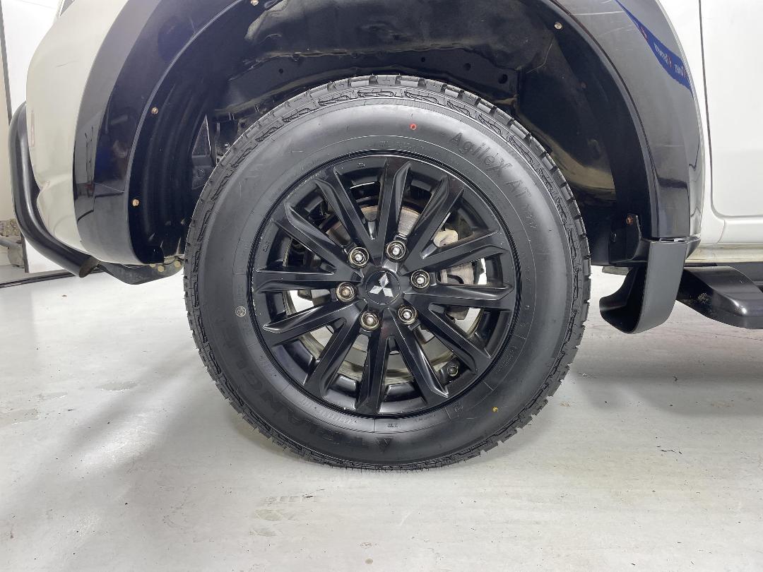 Photo '10' of Mitsubishi Triton