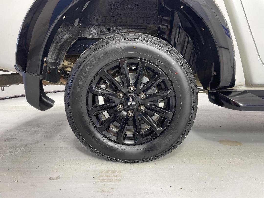 Photo '12' of Mitsubishi Triton