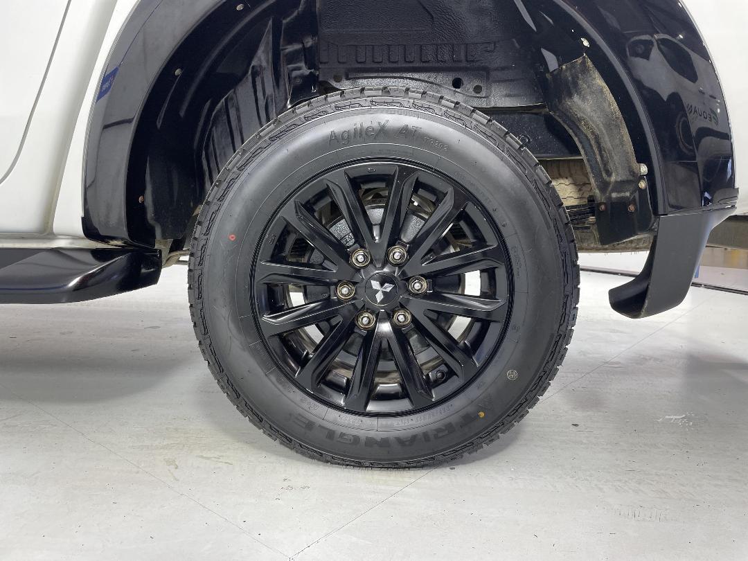 Photo '11' of Mitsubishi Triton