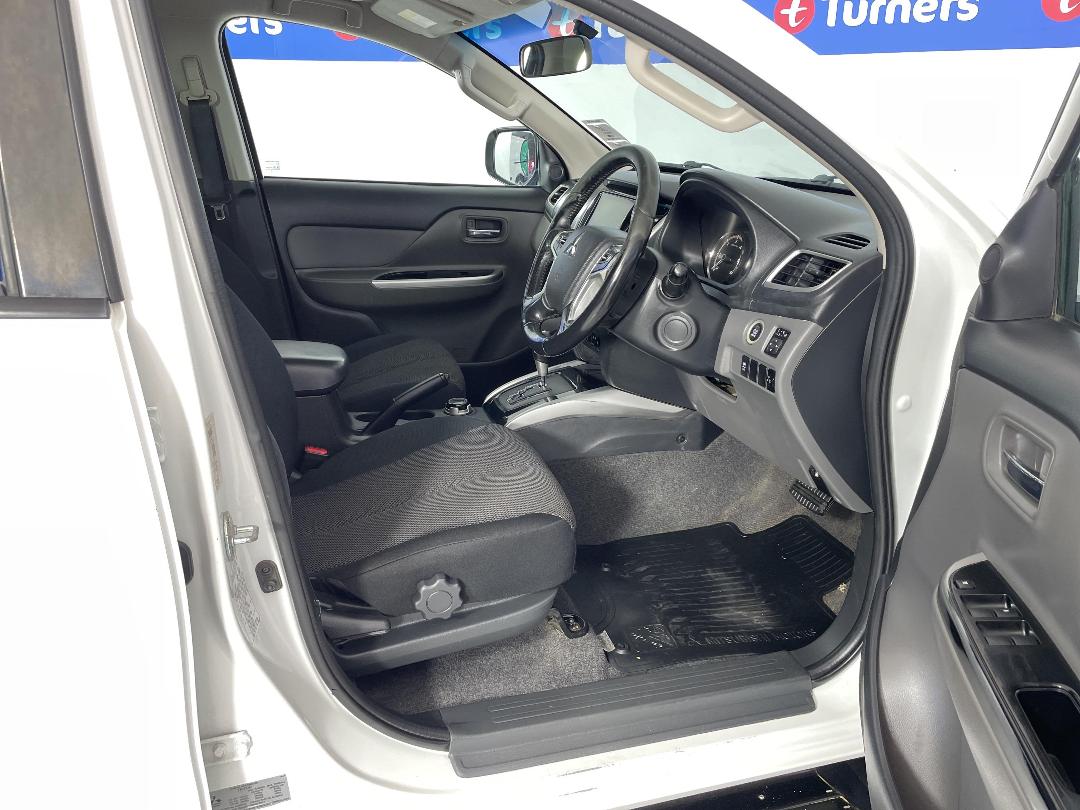 Photo '16' of Mitsubishi Triton