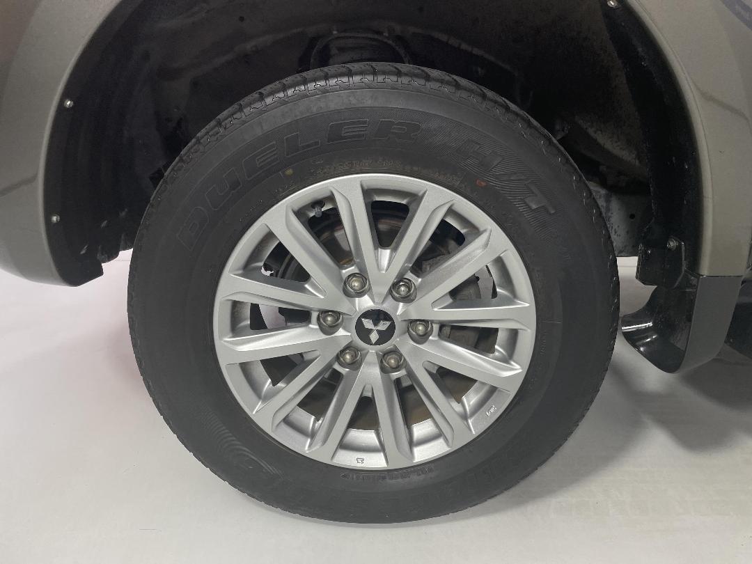 Photo '10' of Mitsubishi Triton