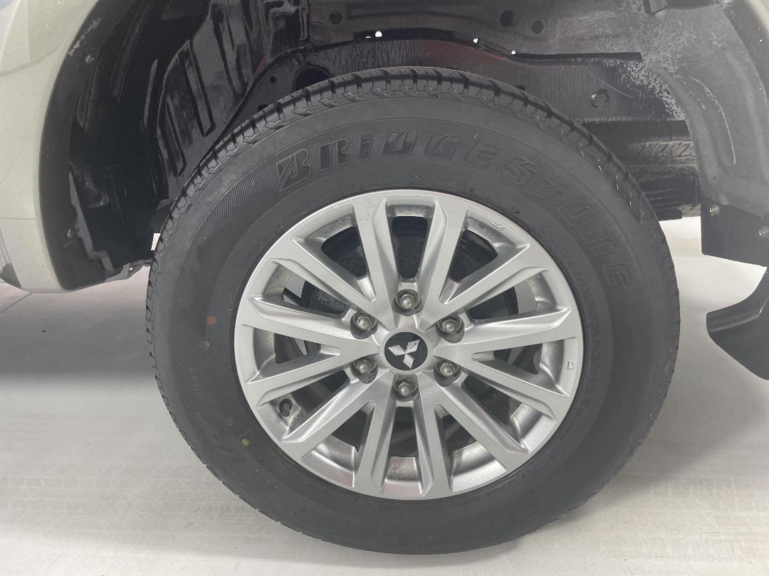 Photo '11' of Mitsubishi Triton