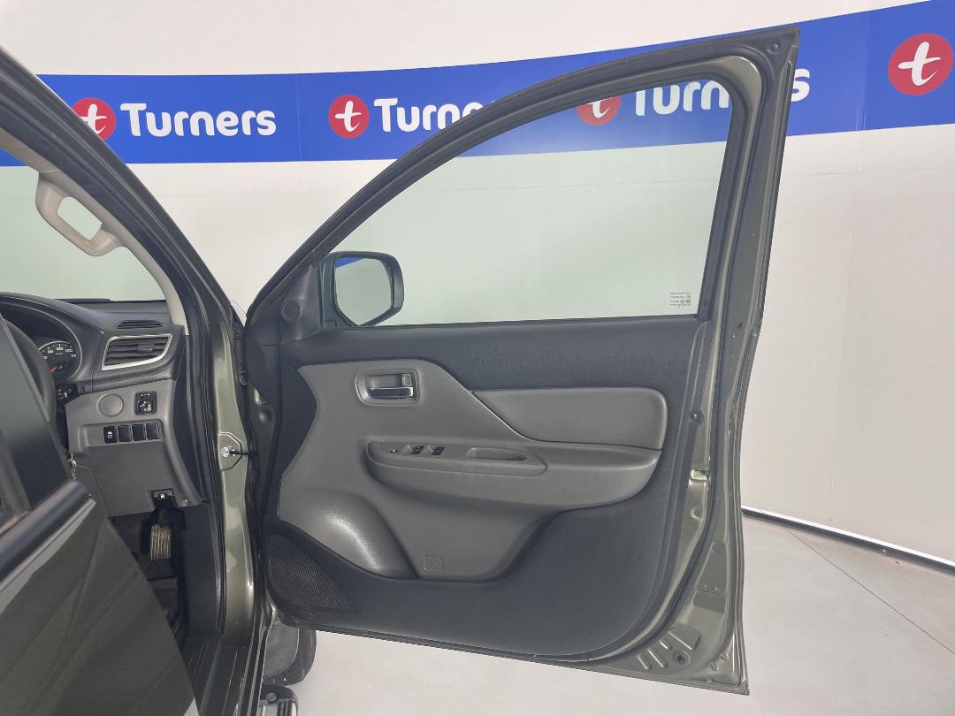 Photo '15' of Mitsubishi Triton