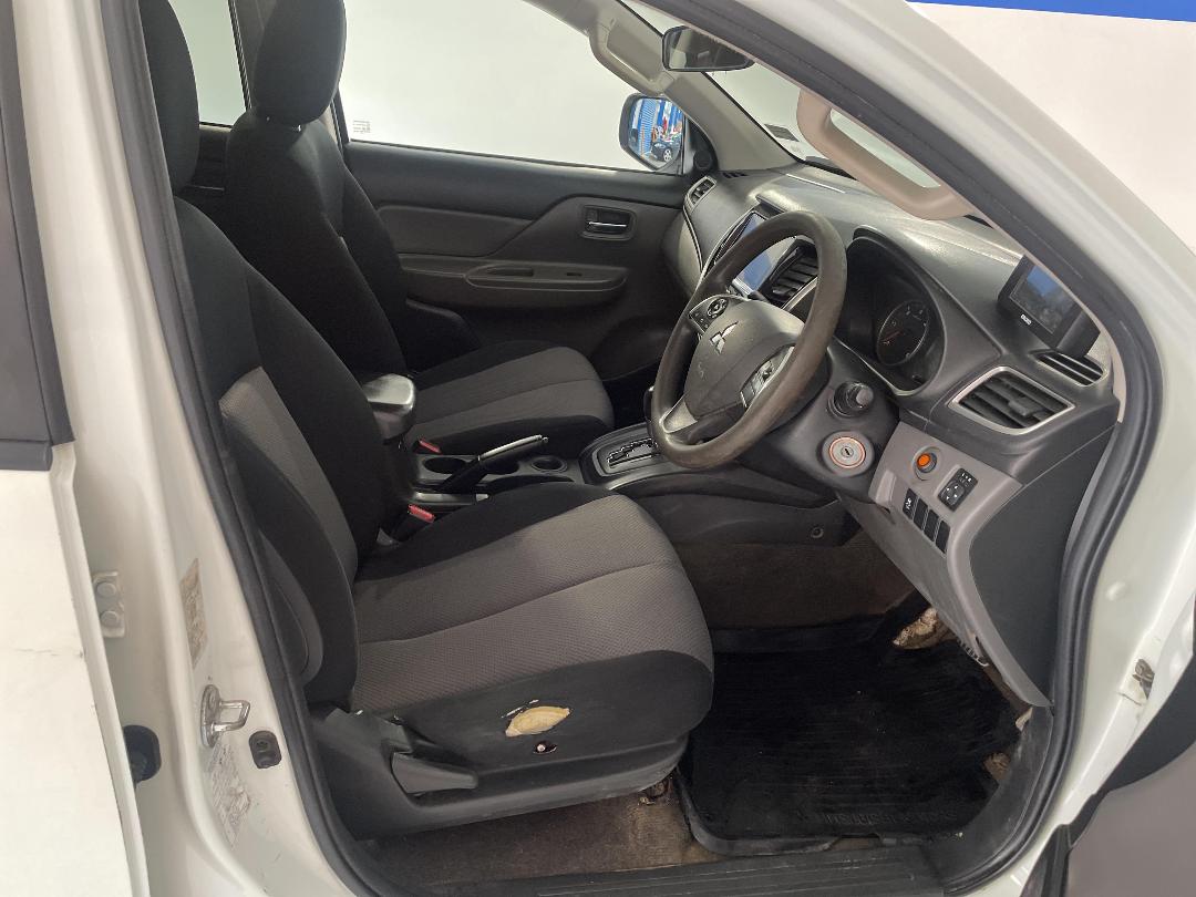 Photo '16' of Mitsubishi Triton