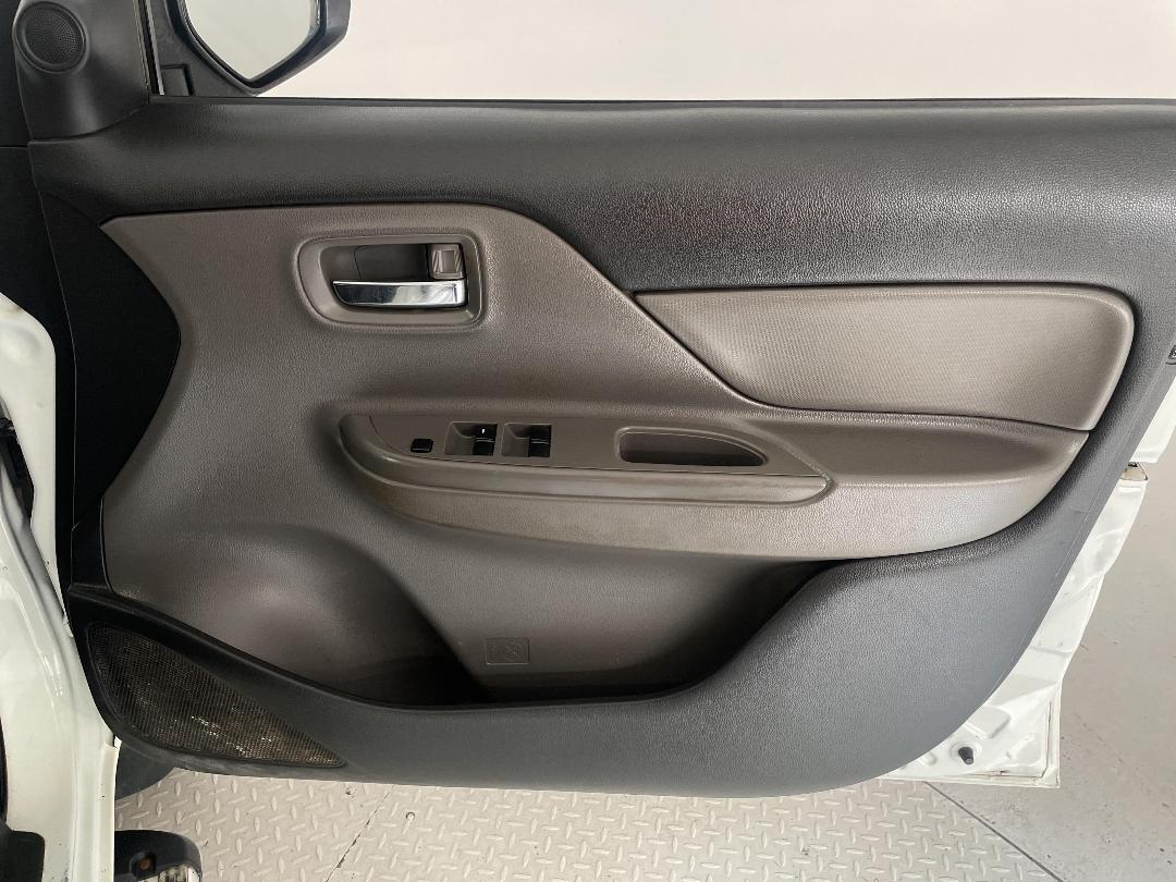 Photo '15' of Mitsubishi Triton