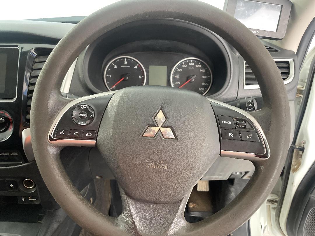 Photo '28' of Mitsubishi Triton