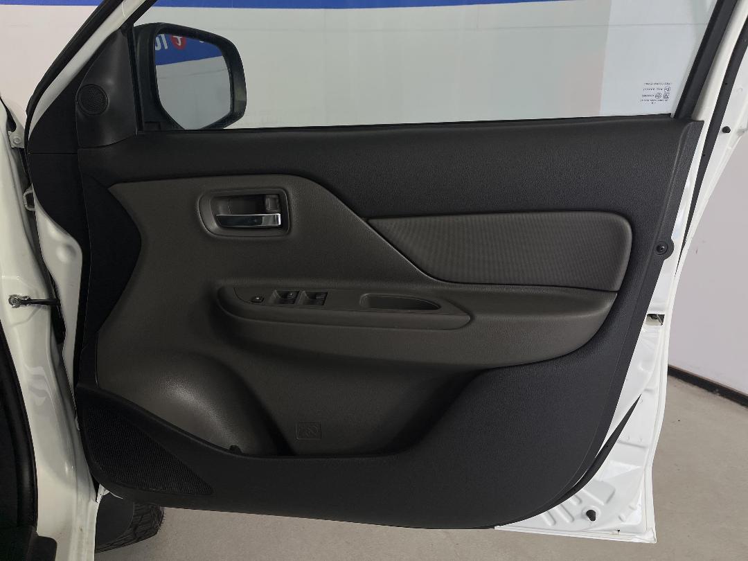 Photo '15' of Mitsubishi Triton