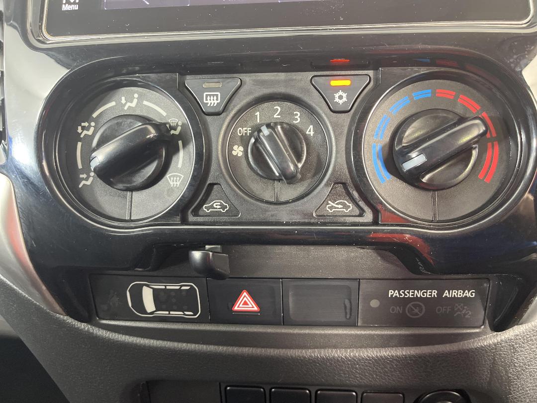 Photo '28' of Mitsubishi Triton