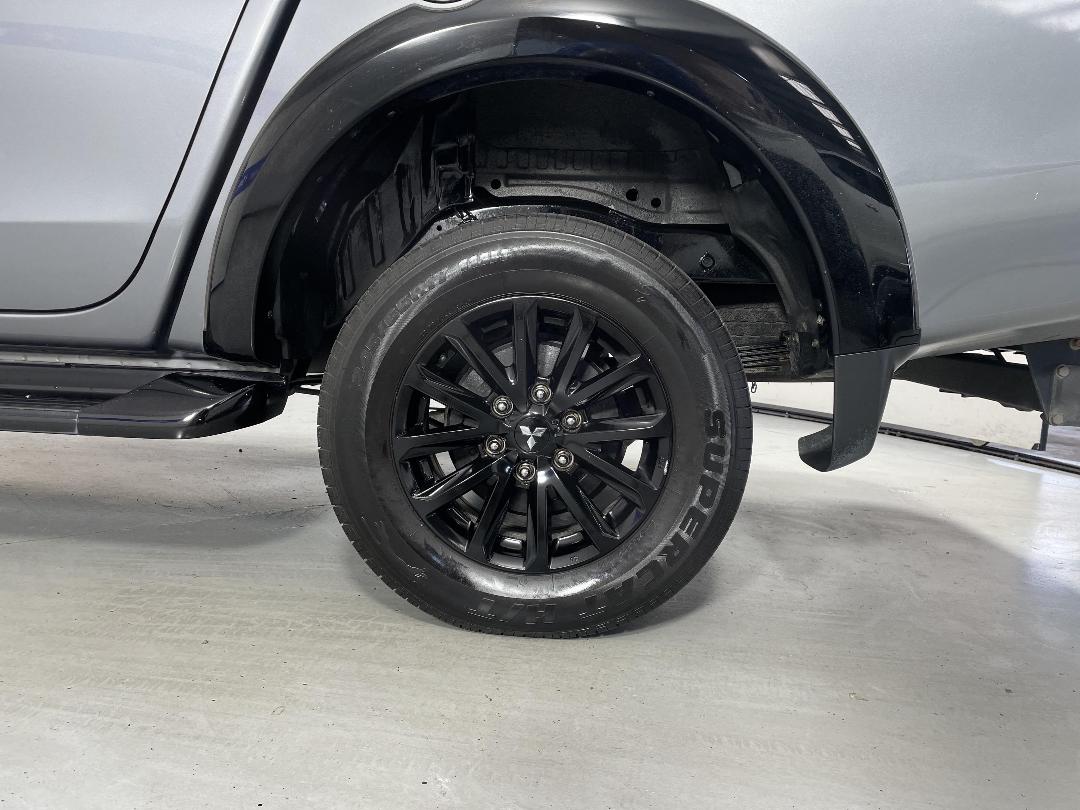 Photo '11' of Mitsubishi Triton