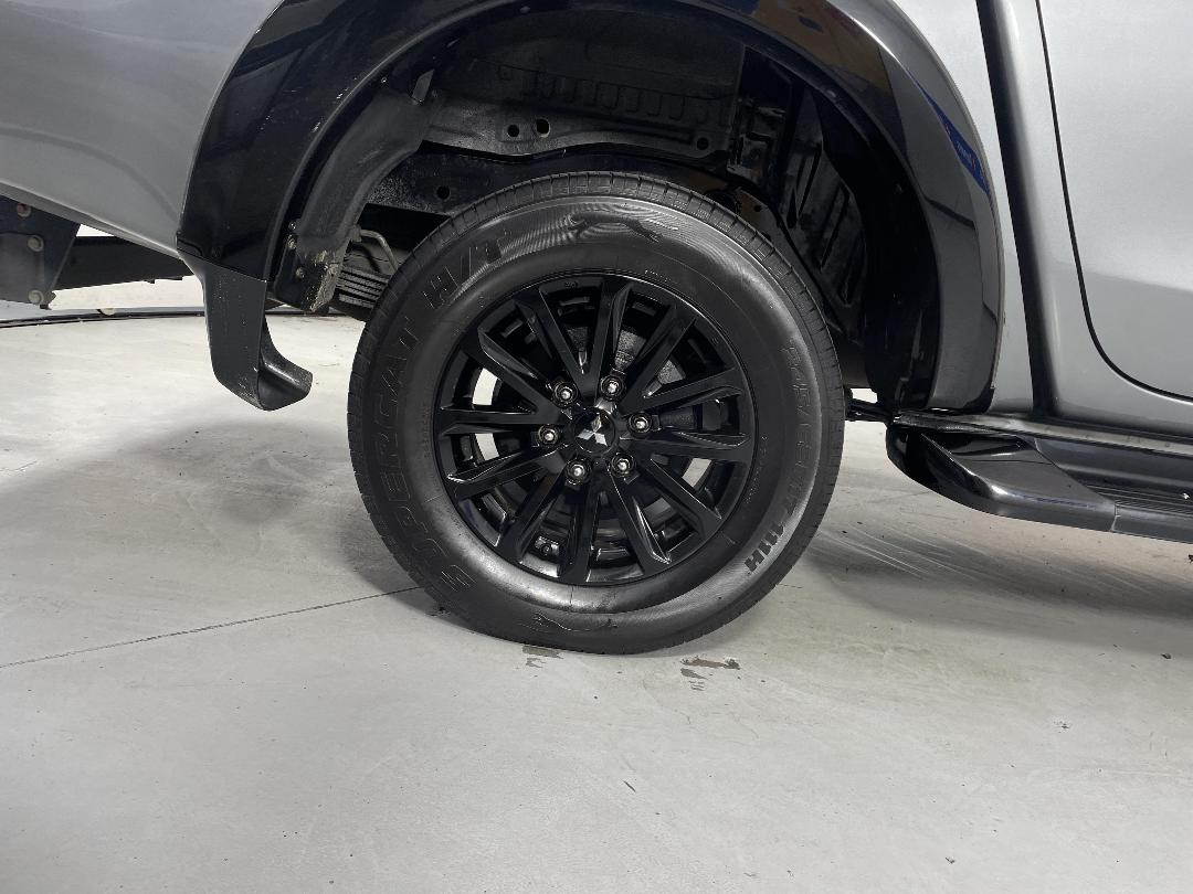 Photo '12' of Mitsubishi Triton