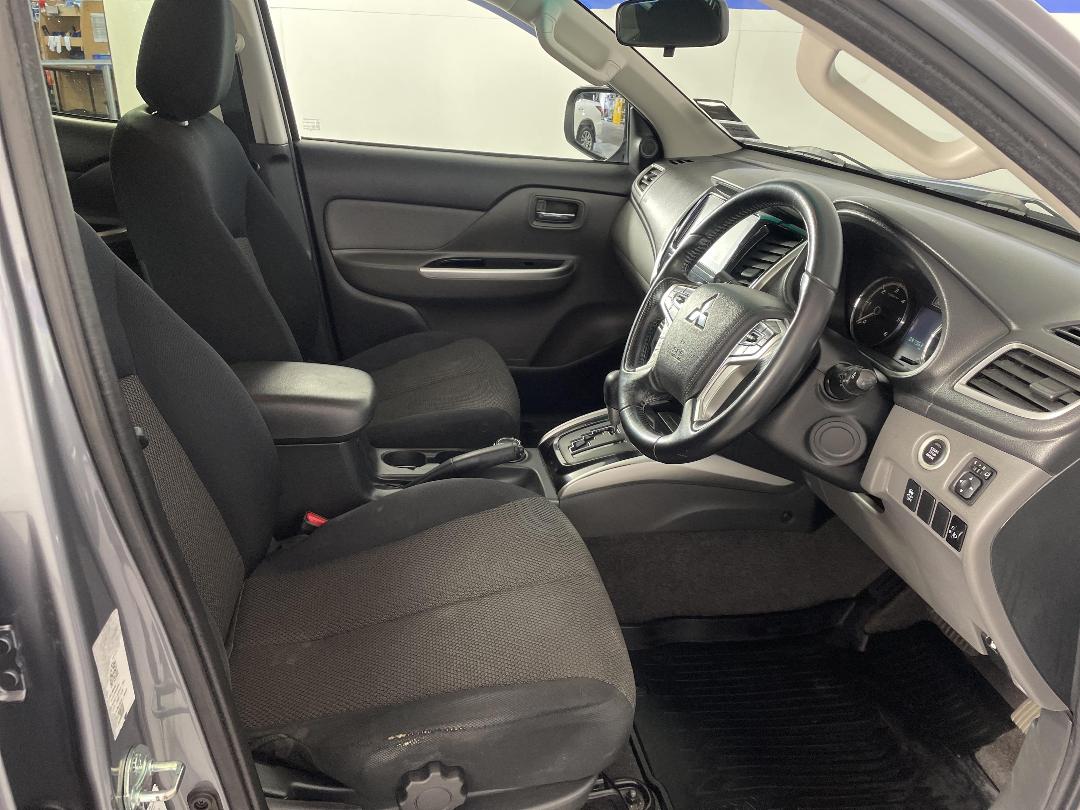 Photo '16' of Mitsubishi Triton