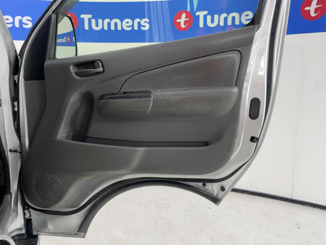 Photo '15' of Nissan NV350