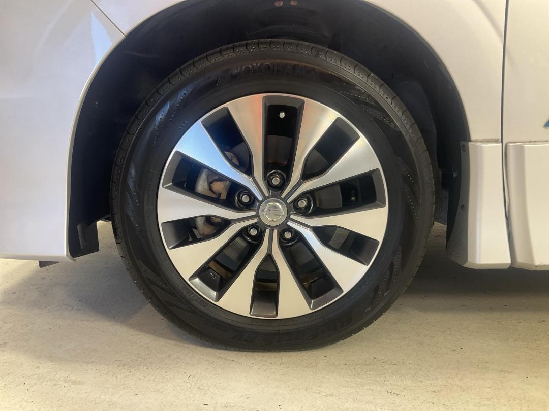 Photo '10' of Nissan Serena Photo '10' of Nissan Serena