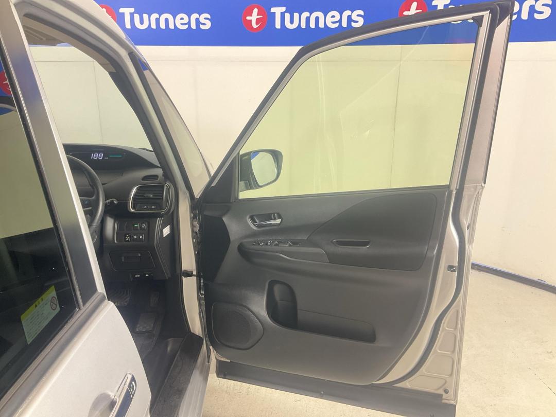 Photo '15' of Nissan Serena Photo '15' of Nissan Serena