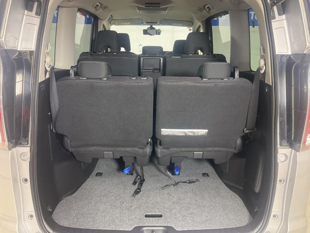 Photo '14' of Nissan Serena Photo '14' of Nissan Serena