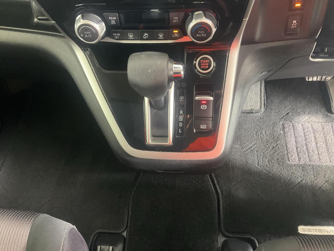 Photo '18' of Nissan Serena Photo '18' of Nissan Serena