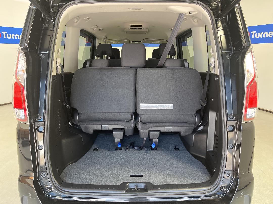 Photo '14' of Nissan Serena Photo '14' of Nissan Serena