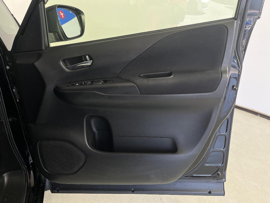 Photo '15' of Nissan Serena Photo '15' of Nissan Serena