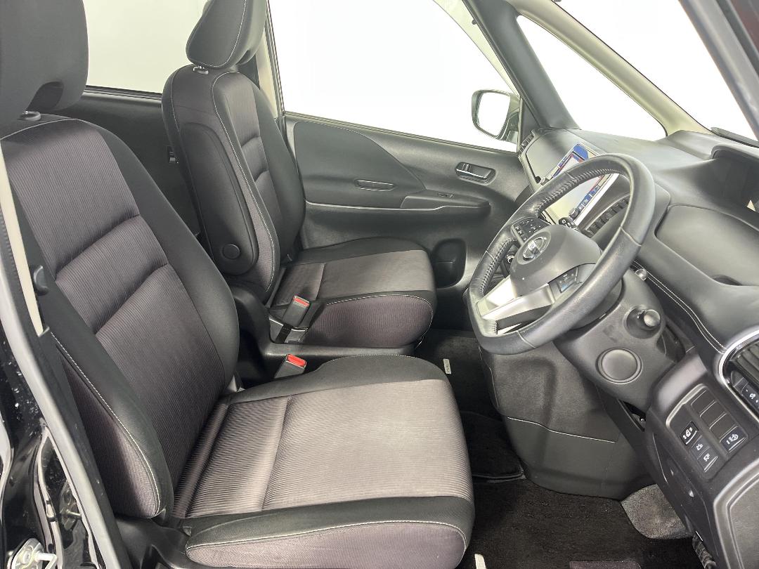 Photo '16' of Nissan Serena Photo '16' of Nissan Serena