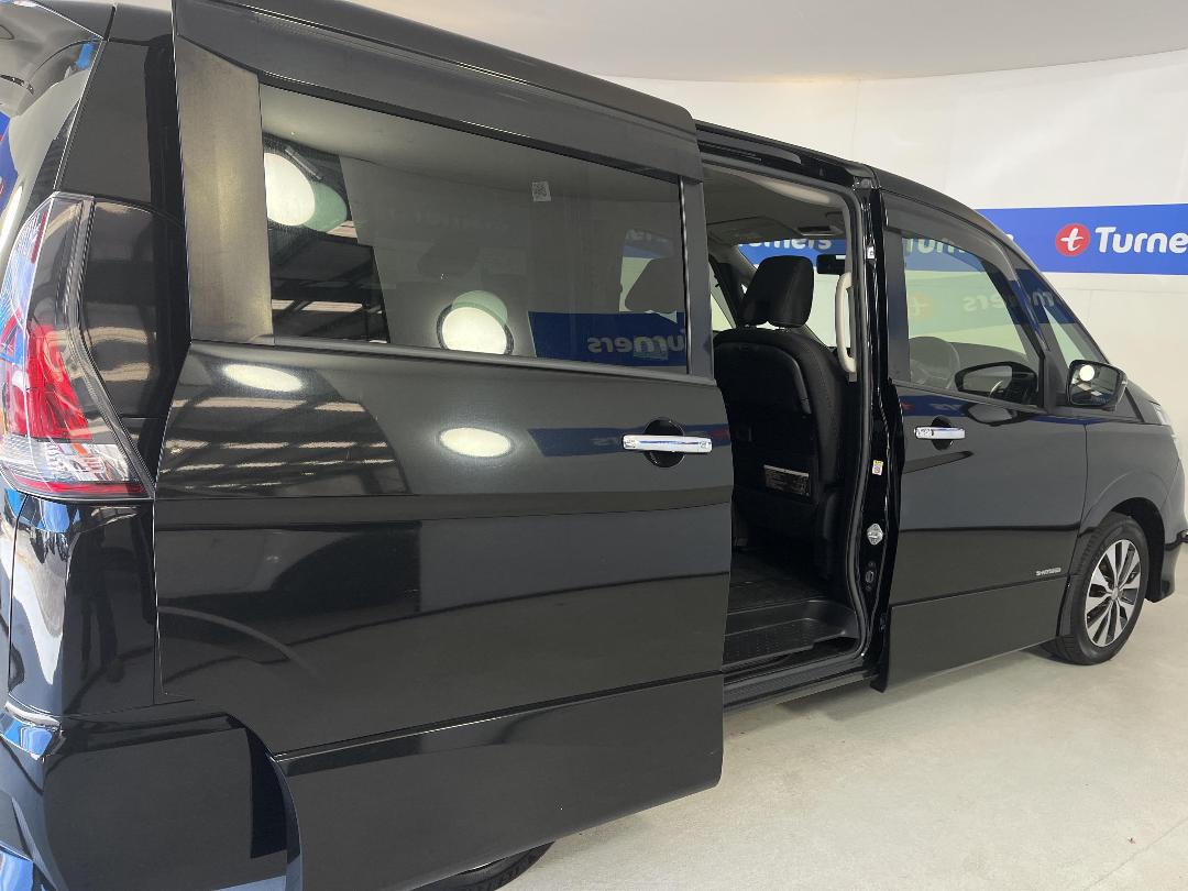 Photo '19' of Nissan Serena Photo '19' of Nissan Serena