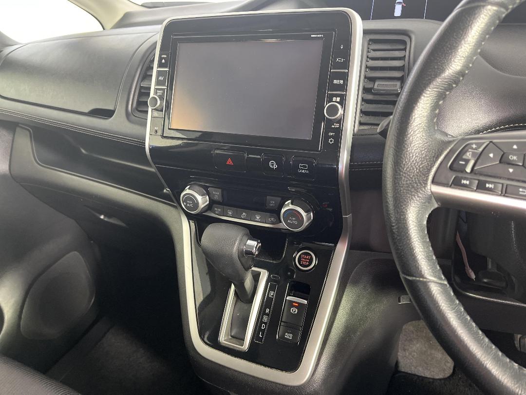 Photo '18' of Nissan Serena Photo '18' of Nissan Serena