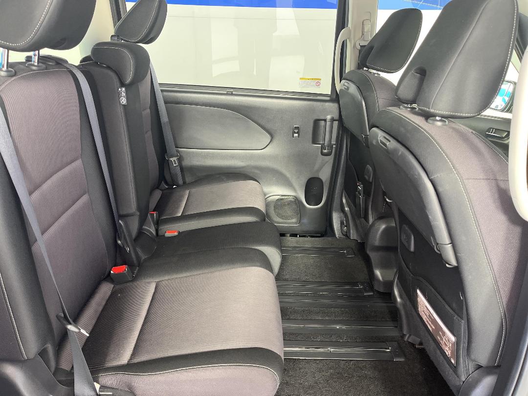 Photo '20' of Nissan Serena Photo '20' of Nissan Serena