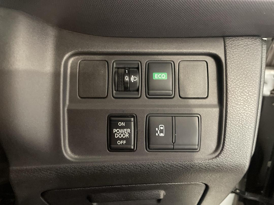 Photo '24' of Nissan Serena